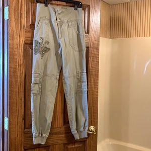 XOXO Darling Cargo  pants … One of a kind ☀️☀️☀️🌟🌟Super sweet Detail